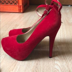 High heeled Red pumps with strap